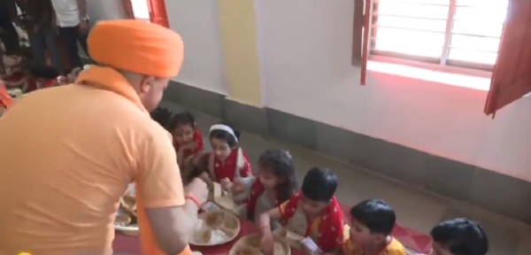 Chief Minister Yogi performed Kanya Pujan as per the tradition of Gorakshapeeth on Mahanavami