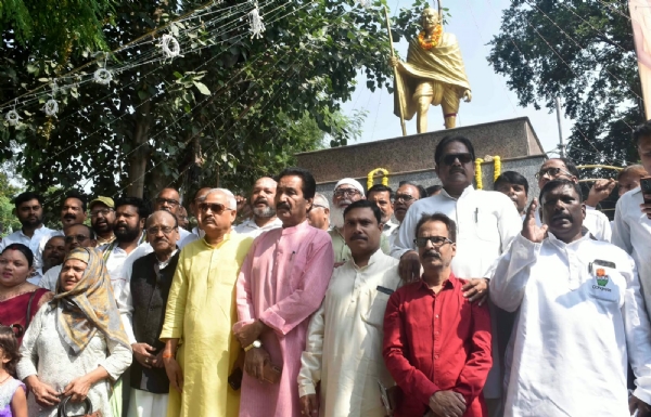 City Congress Committee members paid rich tributes to Mahatma Gandhi