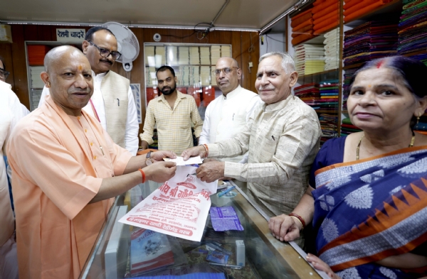 UP CM purchases Khadi garments from the ashram, received a formal bill