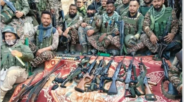 मणिपुर के कांगपोकपी में तीन गिरफ्तार आरोपितों तथा जब्त रॉकेट लॉन्चर और स्वचालित राइफलों की तस्वीर।