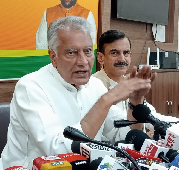 Former Punjab BJP president Sunil Jakhar addressing press conference