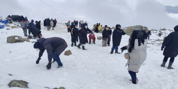 Kashmir: Tourist Rush Returns to Gulmarg After Season’s First Snowfall