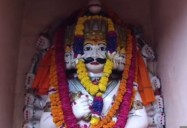 In Kanpur crowd of devotees gathered to worship Ravana at Dashanan temple