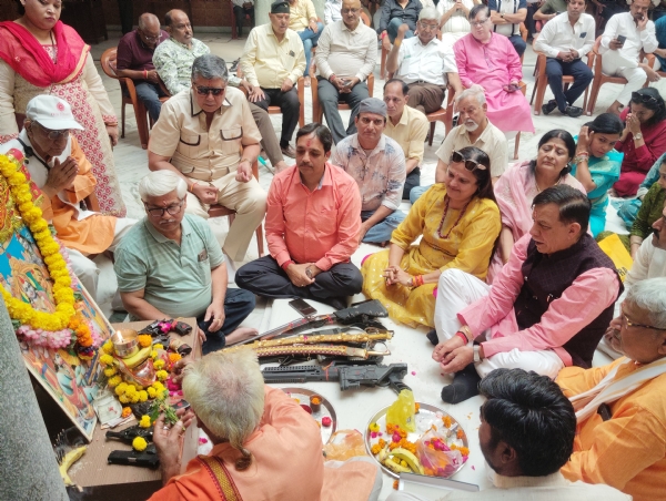 Satish Mahana performs weapon worship at event organized by Khatri community