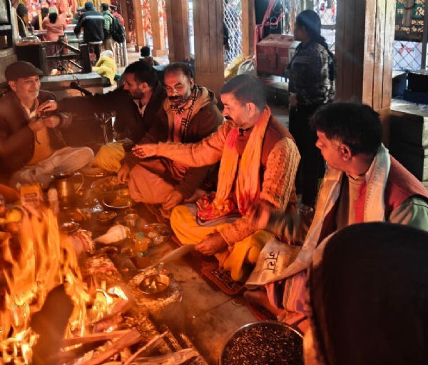 Pilgrimage priests determine the auspicious time for the closure of the portals of Yamunotri Dham.