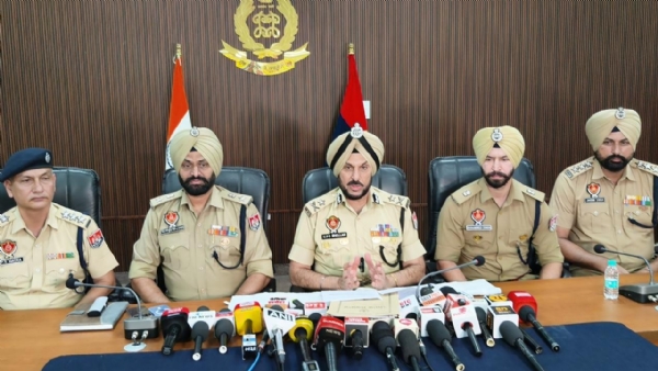 ਜਾਣਕਾਰੀ ਦਿੰਦੇ ਹੋਏ ਆਈ.ਜੀ.ਪੀ. ਬਾਰਡਰ ਰੇਂਜ, ਗੁਰਪ੍ਰੀਤ ਸਿੰਘ ਭੁੱਲਰ