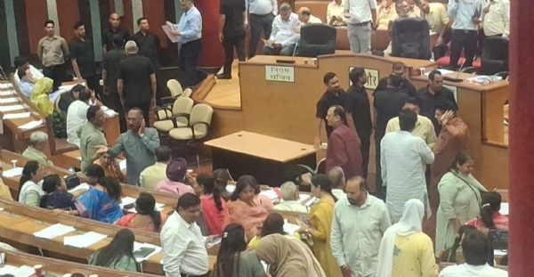 Protest during a House meeting of the Municipal Corporation of Delhi (MCD).