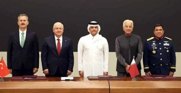 Turkish Defence Industry Secretariat President Haluk Görgün, Turkish Defence Minister Yaşar Güler, Qatar’s Deputy Prime Minister and Minister of State for Defence Affairs Sheikh Saud bin Abdulrahman bin Hassan Al Thani, Pakistan’s Defence Minister Khawaja Muhammad Asif, and Indonesia’s Deputy Defence Minister Yusuf Jauhari attend the signing of the Badr Agreement in Doha, Qatar.