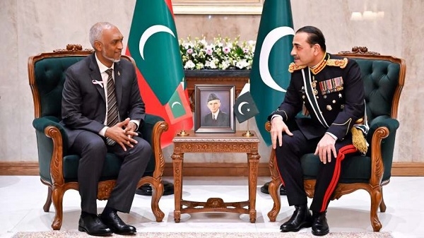 Maldives President Dr Mohamed Muizzu meets Pakistan’s Chief of Army Staff, Field Marshal Syed Asim Munir, in Islamabad.