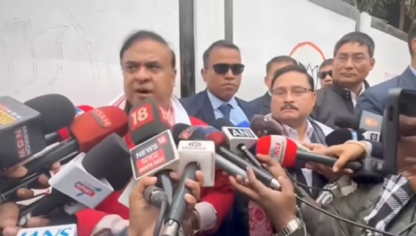 Assam CM Dr Himanta Biswa Sarma addressing a press conference. मुख्यमंत्री डॉ हिमंत बिस्व सरमा