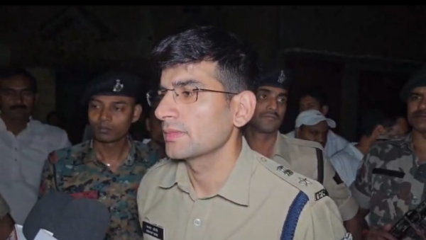 The Superintendent of Police briefs journalists at the scene of the incident.