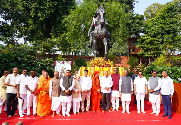 Lok Sabha Speaker Om Birla, Union Jal Shakti Minister C. R. Patil, Minister of State for Railways V. Somanna and other dignitaries pay floral tributes to the statue of Kittur Rani Chennamma at the Parliament House Complex on Friday, marking the 202nd anniversary of her victory.