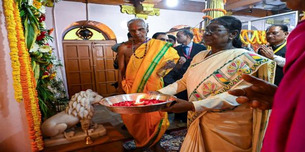 President Droupadi Murmu Offers Prayers at Maa Danteshwari Temple, Prays for Peace and Prosperity of the Nation