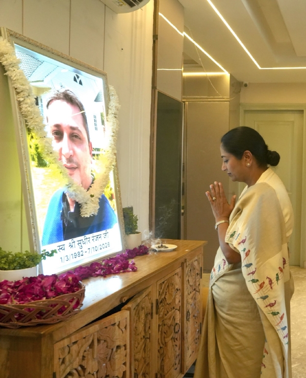 Delhi Chief Minister Rekha Gupta pays tribute to Sudhir Ranjan, husband of Municipal Councillor Suman Sharma. Delhi Chief Minister Rekha Gupta pays tribute to Sudhir Ranjan, husband of Municipal Councillor Suman Sharma.