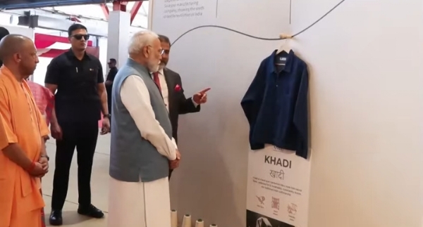 Prime Minister Narendra Modi receives a briefing on garments manufactured at Arvind Limited’s facility in Varanasi. Prime Minister Narendra Modi receives a briefing on garments manufactured at Arvind Limited’s facility in Varanasi.