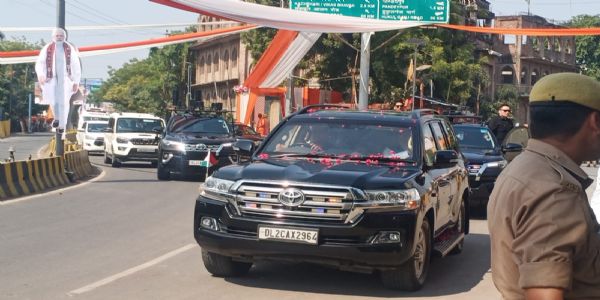 PM Modi Welcomed with Shower of Flower Petals in Varanasi; Stops Convoy to Greet Supporters