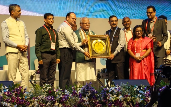 Union Housing and Urban Affairs Minister Manohar Lal presents an award to Dr Vikas Kumar, Managing Director of the Delhi Metro Rail Corporation (DMRC). Union Housing and Urban Affairs Minister Manohar Lal presents an award to Dr Vikas Kumar, Managing Director of the Delhi Metro Rail Corporation (DMRC).