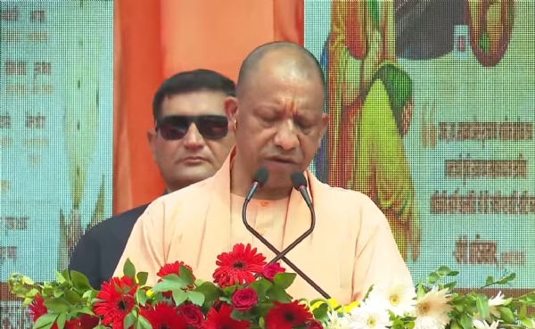 CM addressing public meeting at the Nanarao Peshwa Memorial Complex