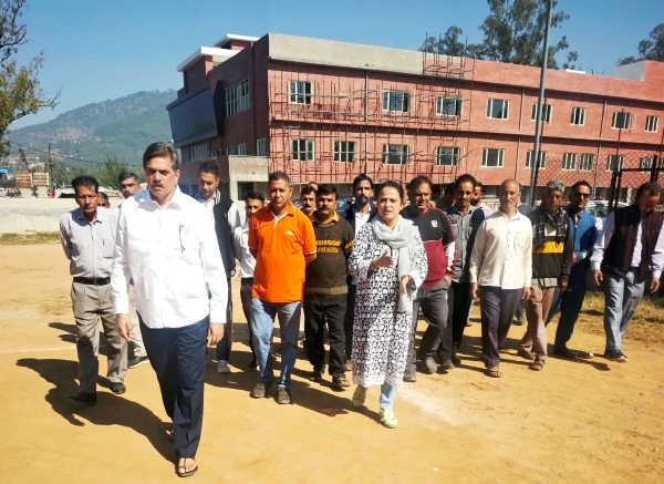 Deputation of street vendor union led by Ex councillor Priti Khajuria