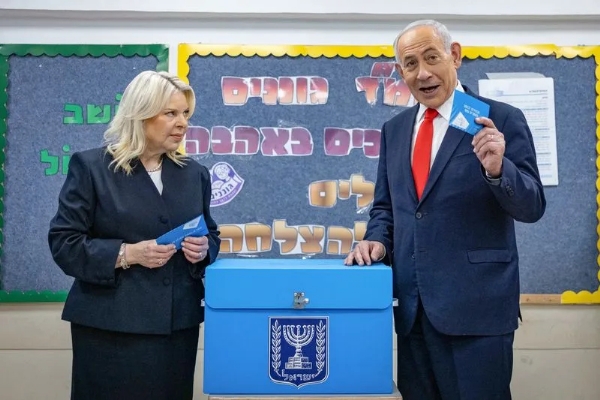 Benjamin Netanyahu and his wife Sara as they cast their ballots.