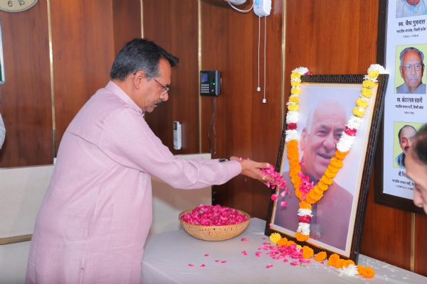 Delhi BJP president Harsh Malhotra pays tribute to Madan Lal Khurana by offering floral tributes to his portrait.