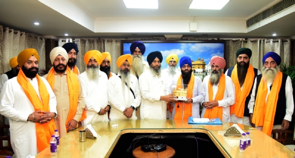 SGPC representatives honouring the Sikh community of Pakistan