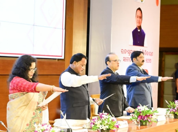 CM administers  integrity pledge