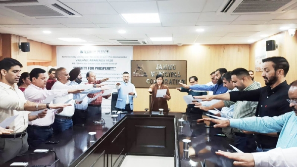JMC Commissioner administers Integrity Pledge to officers and staff on commencement of Vigilance Awareness Week