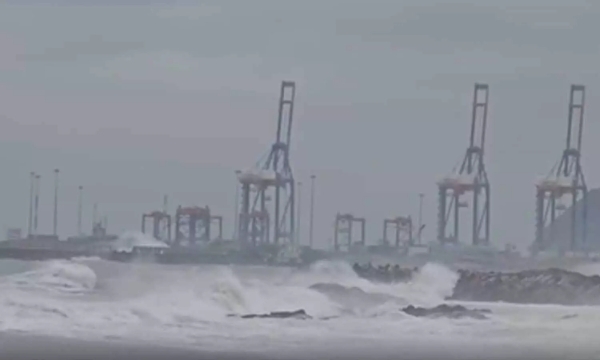 Cyclone Arnab Begins Landfall Along Andhra Coast Cyclone Arnab Begins Landfall Along Andhra Coast