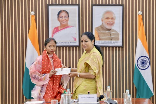 Delhi Chief Minister Rekha Gupta provides financial assistance to young girls.