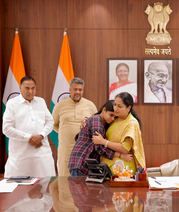 Delhi Chief Minister Rekha Gupta provides financial assistance to affected families.