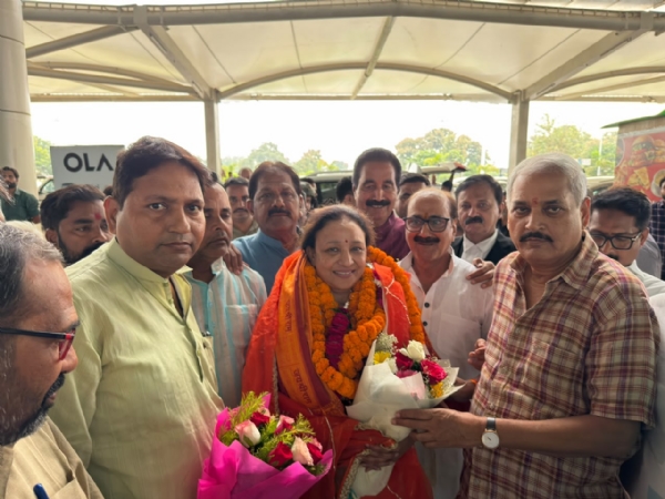Congmen welcoming MLA Aradhana Mishra Mona
