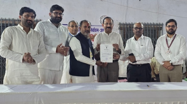 Election officer Vimal Dubey gave the certificate to the winning candidate Dr. Mansingh Yadav Election officer Vimal Dubey gave the certificate to the winning candidate Dr. Mansingh Yadav