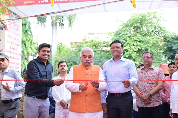 Minister Rakesh Sachan inaugurates event by cutting ribbon at Khadi Bhawan