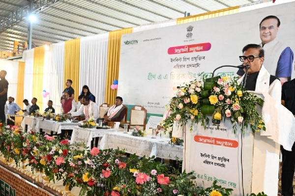 तिनसुकिया में हरित एएसी ब्लॉक निर्माण इकाई के उद्घाटन के मौके पर मुख्यमंत्री डॉ हिमंत बिस्व सरमा।
