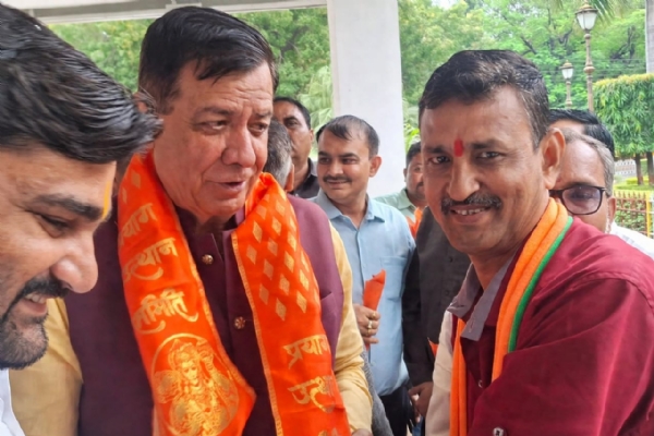 BJP workers welcomed Assembly Speaker Satish Mahana on his arrival in Prayagraj
