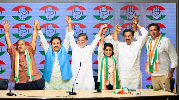 Priyanka Kakkar, Rajat Rakesh Tandon and Shyam Sundar Sharma with Congress leaders after joining the party in New Delhi on Saturday. Priyanka Kakkar, Rajat Rakesh Tandon and Shyam Sundar Sharma with Congress leaders after joining the party in New Delhi on Saturday.