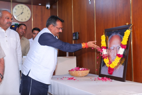 Delhi BJP President Harsh Malhotra paying tribute to Kedarnath Sahni.