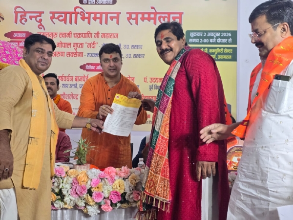 District President Lalu Mittal, while submitting the memorandum to MLA City North, Harshvardhan Vajpayee