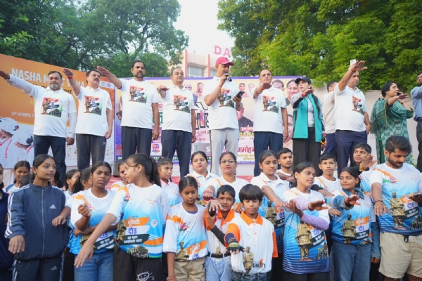 Delhi Social Welfare Minister Ravindra Indraj Singh addresses participants during the ‘Run for Unity’ event at DAV Public School, Vasant Kunj, on Saturday. Delhi Social Welfare Minister Ravindra Indraj Singh addresses participants during the ‘Run for Unity’ event at DAV Public School, Vasant Kunj, on Saturday.