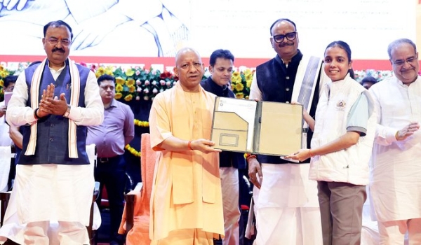 Chief Minister Yogi distributes loan sanction cheques and     toolkits to beneficiaries of various schemes; MoUs exchanged with 8 corporate and other institutions