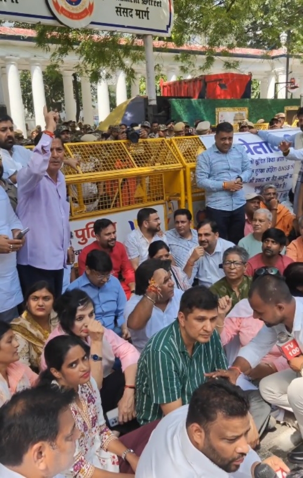 Aam Aadmi Party’s Delhi unit convenor Saurabh Bharadwaj stages a protest outside the Parliament Street Police Station on Sunday.