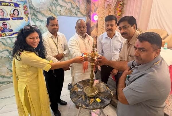 Minister of State Hansraj Vishwakarma honored agents who performed outstandingly Minister of State Hansraj Vishwakarma honored agents who performed outstandingly