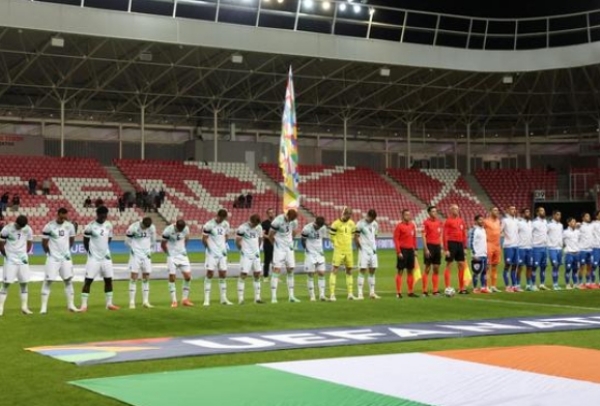 Republic of Ireland and Israel players wearing black armbands on their arms.