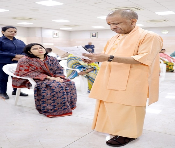 Chief Minister Yogi Adityanath met people from faraway places during Janata Darshan