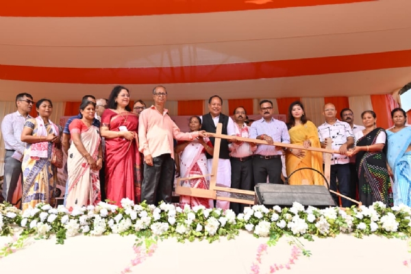 असम के हथकरघा, वस्त्र एवं रेशम उद्योग मंत्री विश्वजीत दैमारी मंगलवार को ऐतिहासिक वस्त्रनगरी शुवालकुची में बुनकरों के बीच उन्नत किस्म के हथकरघे और आधुनिक हथकरघा उपकरण वितरित करते हुए।