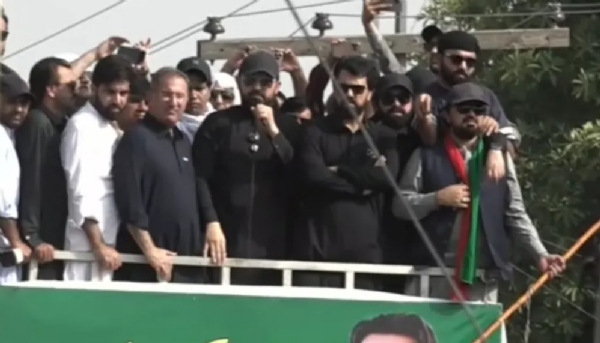 Khyber Pakhtunkhwa Chief Minister Sohail Afridi addresses supporters of the Pakistan Tehreek-e-Insaf (PTI) in Karak on October 5. Screen grab: Dawn