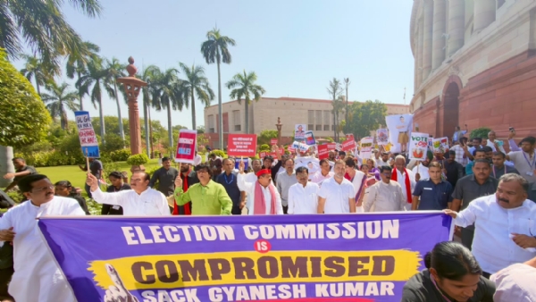 Leaders and MPs of the INDIA bloc march towards the Election Commission, demanding the resignation of the Chief Election Commissioner