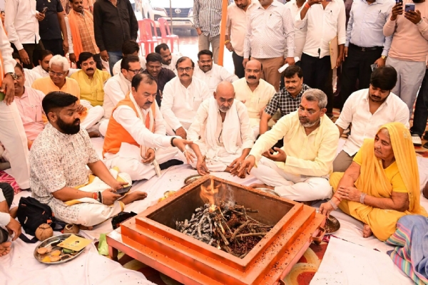 Keshav Maurya performing havan with family on death anniv of his father