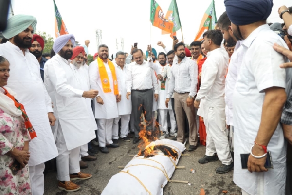 मान सरकार पुतला फूकते हुए पंजाब भाजपा अध्यक्ष केवल सिंह ढिल्लों और भाजपा आगू